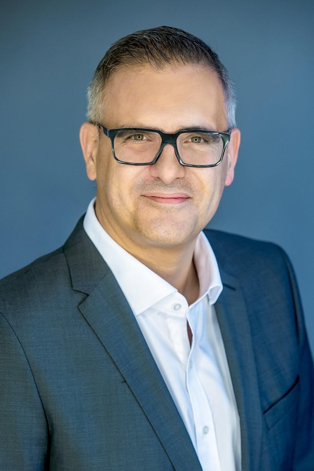 J VEZET AZ MBH BANK SZTENDERD H L ZATI RT KES T S L N ONBRANDS j-vezet-az-mbh-bank-sztenderd-h-l-zati-rt-kes-t-s-l-n-onbrands