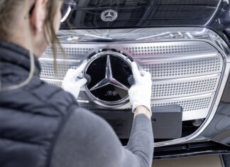 A MERCEDES-BENZ ÁTADTA KIBŐVÍTETT KECSKEMÉTI GYÁRÁT