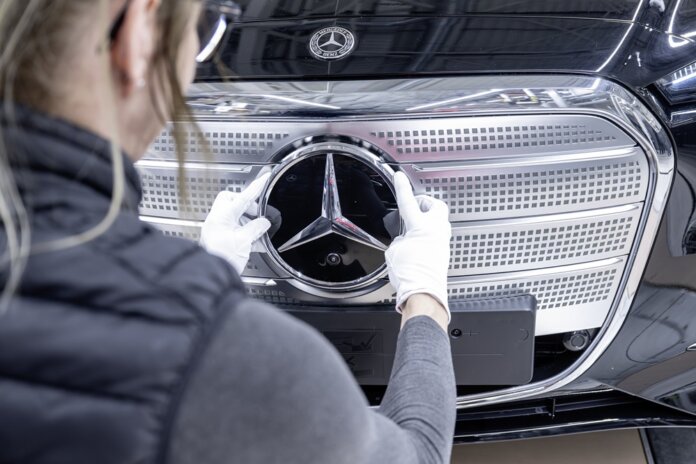 Mercedes-Benz erweitert das ungarische Werk Kecskemét und startet die Produktion der neuen elektrischen C-KlasseMercedes-Benz is expanding its Kecskemét plant in Hungary and starting production of the new electric C-Class