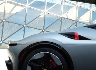 BEMUTATKOZOTT AZ EGYEDI FERRARI CZ26